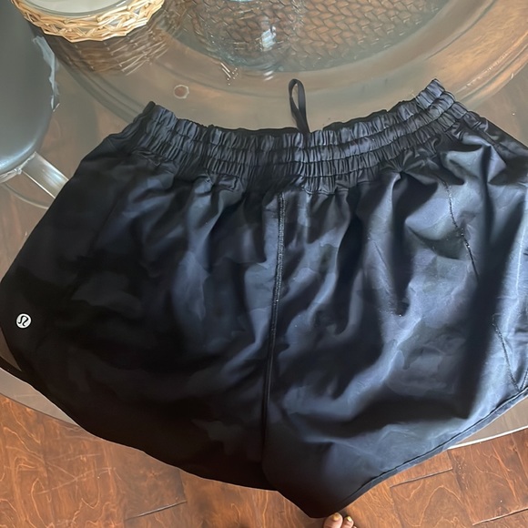 COPY - Lululemon 2.5" Hotty Hot Shorts - Black Camo - Picture 2 of 3